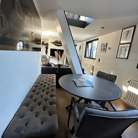 Houseboat-Amsterdam-2